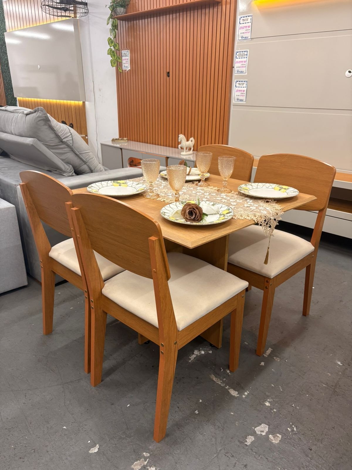 Mesa Pérola 90 Imbuia Mel (Tampo Viena s/vidro) com 4 Cadeiras Havana Veludo Creme – CARVALHO DECOR + RUFATO - Imagem 2