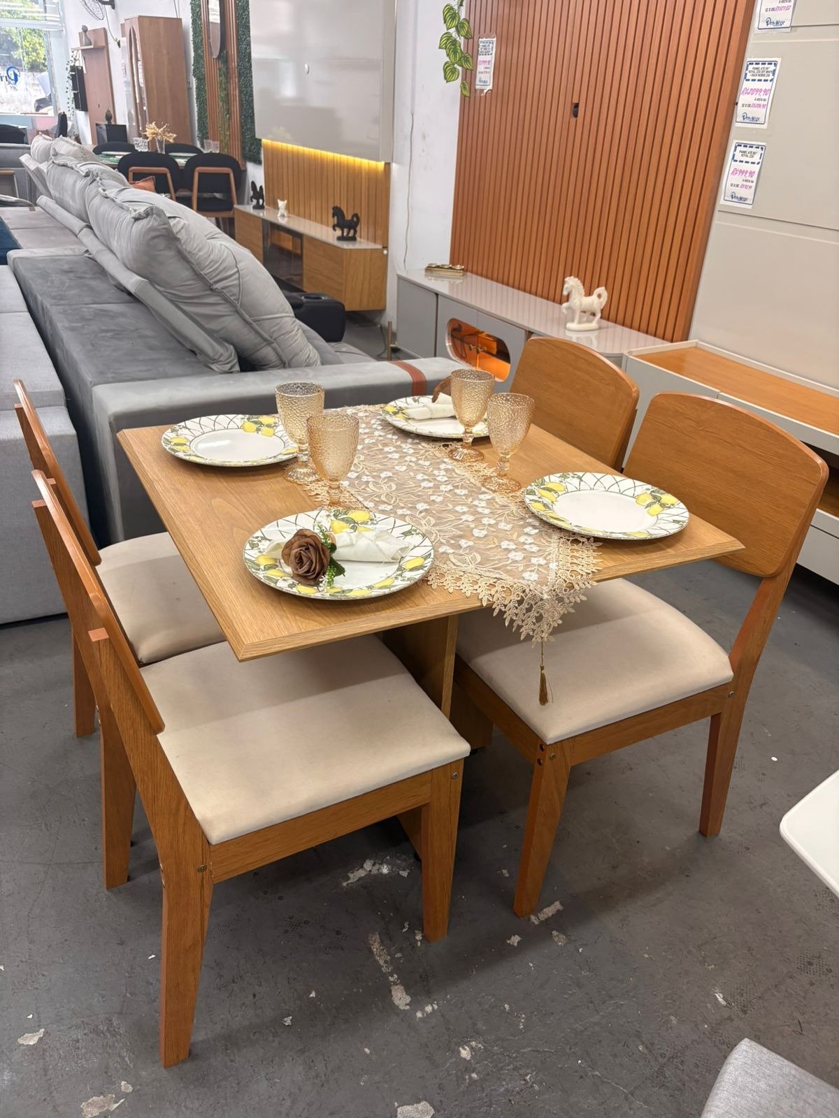 Mesa Pérola 90 Imbuia Mel (Tampo Viena s/vidro) com 4 Cadeiras Havana Veludo Creme – CARVALHO DECOR + RUFATO - Imagem 3