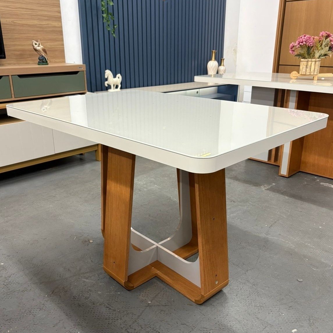 Mesa Sintonia (Tampo Maxi) 120 Amêndoa Clean/Off White com 4 Cadeiras Sophia Veludo Cinza Grafite – LOPAS + WM DECOR - Imagem 3